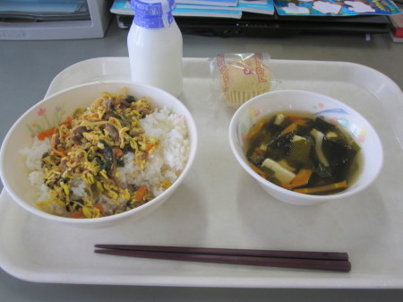 Day 4: Bibimbap with tofu & seaweed soup. A sweet muffin thing for dessert. 