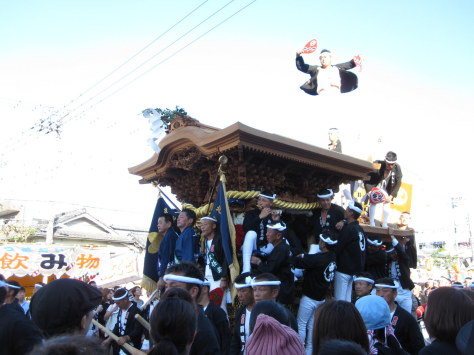 This image shows the people on the danjiri well, but sadly the man on top is over exposed!!! 