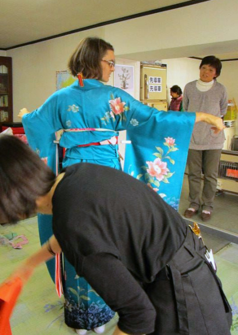 The fabric that isn't needed to get the right length is folded and tied in place.