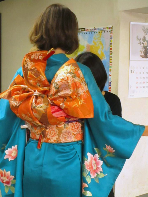 Here is my obi in the tying stage. you can see the string that is through the bow very clearly here. [from M's fb]