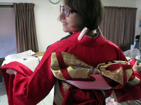 A small pillow is tied under the bo to give it lift!