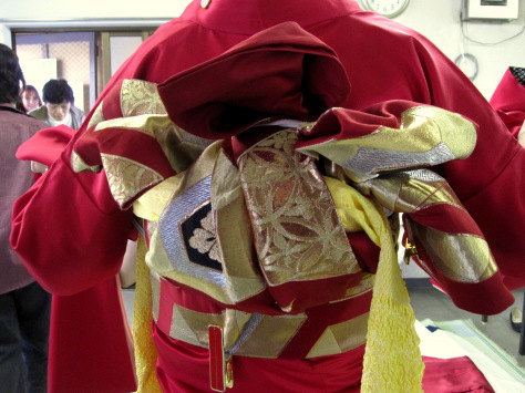 Close up on the obi. You can really see the textures of the fabric. And appreciate how much like origami this is!!